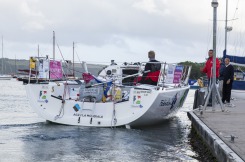 Arrivée Yann Elies à Falsmouth après son dématage La Solitai