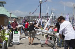 Changement du mat de Yann Elies (Groupe Queguiner) suite à son dematage lors de la 1ere etape de la Solitaire du Figaro Eric Bompard Cachemire 2014 - Plymouth le 12/06/2014