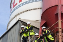 L'équipe du Queguiner Sailing Team en visite chez Quéguiner