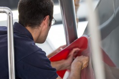 Pose de la decoration du monocoque Imoca Groupe Queguiner-Leucemie Espoir - Skipper : Yann Elies - Lorient le 11/05/2015