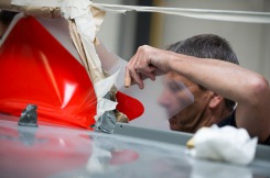 Pose de la decoration du monocoque Imoca Groupe Queguiner-Leucemie Espoir - Skipper : Yann Elies - Lorient le 11/05/2015