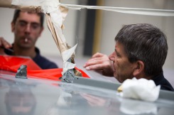 Pose de la decoration du monocoque Imoca Groupe Queguiner-Leucemie Espoir - Skipper : Yann Elies - Lorient le 11/05/2015