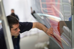 Pose de la decoration du monocoque Imoca Groupe Queguiner-Leucemie Espoir - Skipper : Yann Elies - Lorient le 11/05/2015