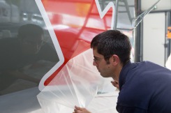 Pose de la decoration du monocoque Imoca Groupe Queguiner-Leucemie Espoir - Skipper : Yann Elies - Lorient le 11/05/2015