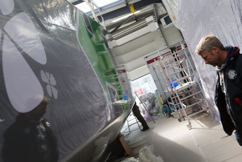 Pose de la decoration du monocoque Imoca Groupe Queguiner-Leucemie Espoir - Skipper : Yann Elies - Lorient le 11/05/2015