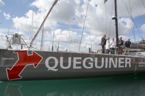 Bapteme du monocoque Imoca Groupe Queguiner-Leucemie Espoir - skipper : Yann Elies - Roscoff le 05/07/2015