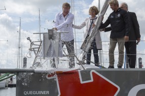 Bapteme du monocoque Imoca Groupe Queguiner-Leucemie Espoir - skipper : Yann Elies - Roscoff le 05/07/2015