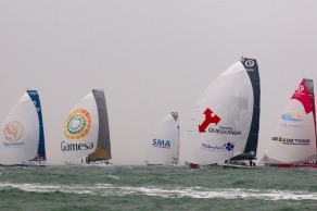 Le monocoque Imoca Groupe Queguiner-Leucemie Espoir (Yann Elies) au depart de l Artemis Challenge 2015 - Cowes, Ile de Wight, Angleterre - le 13/08/2015