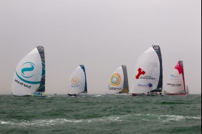 Le monocoque Imoca Groupe Queguiner-Leucemie Espoir (Yann Elies) au depart de l Artemis Challenge 2015 - Cowes, Ile de Wight, Angleterre - le 13/08/2015