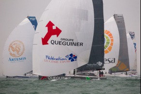 Le monocoque Imoca Groupe Queguiner-Leucemie Espoir (Yann Elies) au depart de l Artemis Challenge 2015 - Cowes, Ile de Wight, Angleterre - le 13/08/2015