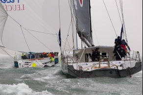 Le monocoque Imoca Groupe Queguiner-Leucemie Espoir (Yann Elies) au depart de l Artemis Challenge 2015 - Cowes, Ile de Wight, Angleterre - le 13/08/2015