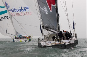 Le monocoque Imoca Groupe Queguiner-Leucemie Espoir (Yann Elies) au depart de l Artemis Challenge 2015 - Cowes, Ile de Wight, Angleterre - le 13/08/2015