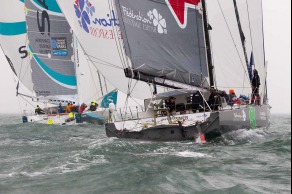 Le monocoque Imoca Groupe Queguiner-Leucemie Espoir (Yann Elies) au depart de l Artemis Challenge 2015 - Cowes, Ile de Wight, Angleterre - le 13/08/2015