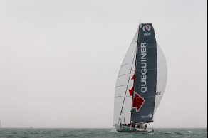 Le monocoque Imoca Groupe Queguiner-Leucemie Espoir (Yann Elies) au depart de l Artemis Challenge 2015 - Cowes, Ile de Wight, Angleterre - le 13/08/2015