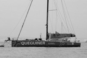 Le monocoque Imoca Groupe Queguiner-Leucemie Espoir (Yann Elies) au depart de l Artemis Challenge 2015 - Cowes, Ile de Wight, Angleterre - le 13/08/2015