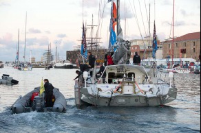 Ambiance avant le depart du monocoque Imoca Groupe Queguiner-Leucemie Espoir (Skipper : Yann Elies) avant le depart de la Transat Jacques Vabre 2015 - Le Havre le 25/10/2015