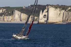 Depart du monocoque Imoca Groupe Queguiner-Leucemie Espoir (Skipper : Yann Elies) lors de la Transat Jacques Vabre 2015 - Le Havre le 25/10/2015