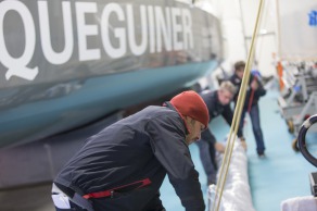 Mise a l eau du monocoque Imoca Queguiner-Leucemie Espoir - Skipper : Yann Elies - Lorient le 18/04/2016