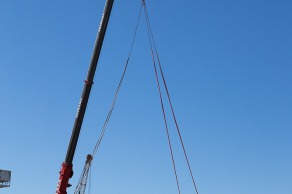 Mise a l eau du monocoque Imoca Queguiner-Leucemie Espoir - Skipper : Yann Elies - Lorient le 18/04/2016