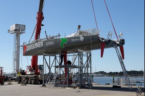 Mise a l eau du monocoque Imoca Queguiner-Leucemie Espoir - Skipper : Yann Elies - Lorient le 18/04/2016