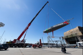 Mise a l eau du monocoque Imoca Queguiner-Leucemie Espoir - Skipper : Yann Elies - Lorient le 18/04/2016