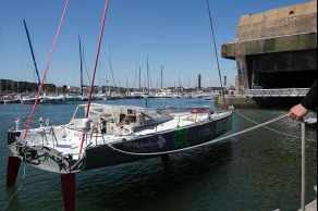 Mise a l eau du monocoque Imoca Queguiner-Leucemie Espoir - Skipper : Yann Elies - Lorient le 18/04/2016