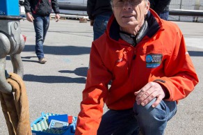 Mise a l eau du monocoque Imoca Queguiner-Leucemie Espoir - Skipper : Yann Elies - Lorient le 18/04/2016