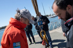Mise a l eau du monocoque Imoca Queguiner-Leucemie Espoir - Skipper : Yann Elies - Lorient le 18/04/2016