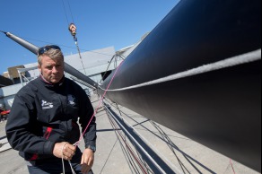 Mise a l eau du monocoque Imoca Queguiner-Leucemie Espoir - Skipper : Yann Elies - Lorient le 18/04/2016