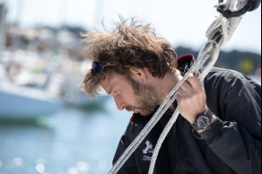 Mise a l eau du monocoque Imoca Queguiner-Leucemie Espoir - Skipper : Yann Elies - Lorient le 18/04/2016