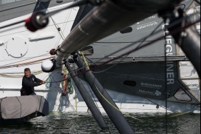 Mise a l eau du monocoque Imoca Queguiner-Leucemie Espoir - Skipper : Yann Elies - Lorient le 18/04/2016