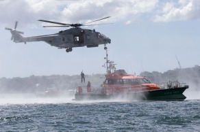 Yann Elies, skipper du monocoque Imoca Queguiner-Leucemie Espoir en demonstration d helitreuillage avec la Marine Nationale - Fetes Maritimes Internationales de Brest 2016 le 14/07/2016