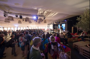 Ambiance sur les pontons du Vendee Globe 2016 avant le depart - Yann Elies, skipper de l Imoca Queguiner-Leucemie Espoir - Les Sables d'Olonne le 02/11/2016