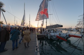 Ambiance sur les pontons du Vendee Globe 2016 avant le depart - Yann Elies, skipper de l Imoca Queguiner-Leucemie Espoir - Les Sables d'Olonne le 02/11/2016