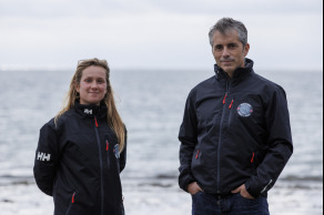 Elodie Bonafous, skipper du Figaro Groupe Queguiner pour la saison Figaro du Championnat de Course au Large en Solitaire 2022 et Corentin Douguet, skipper du Class40 Queguiner pour la Route du Rhum-Destination Guadeloupe 2022 - Concarneau le 09/11 2022